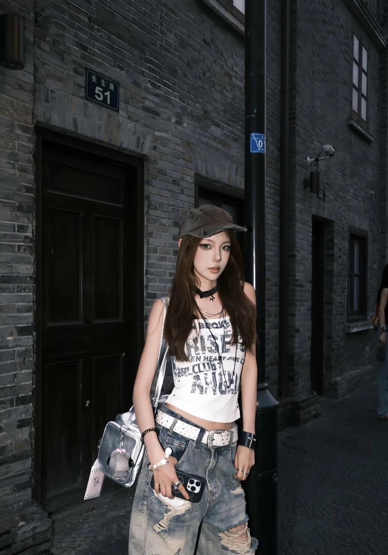 Ánh sáng nhẹ làm nổi bật đường nét bad girl