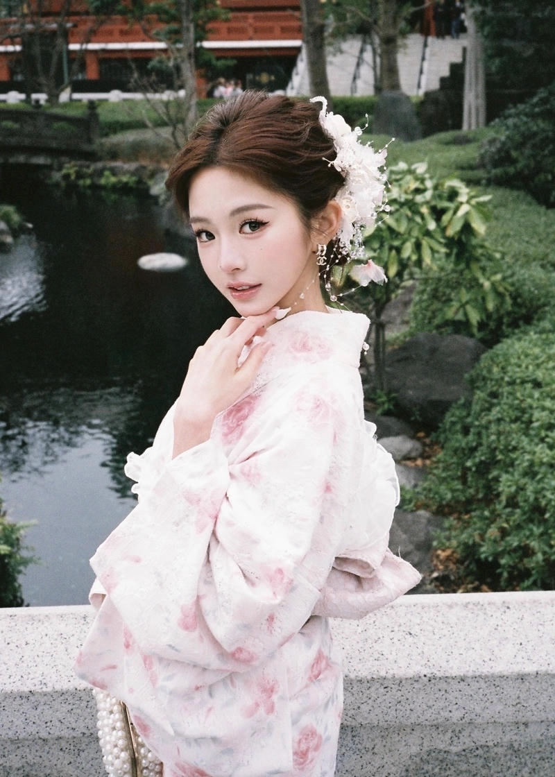 Ánh sáng tự nhiên giúp hình gái Nhật thêm cuốn hút