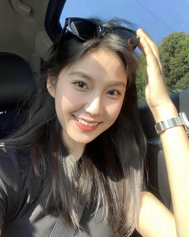 Biểu cảm rạng rỡ làm nổi bật gái xinh cười đáng yêu