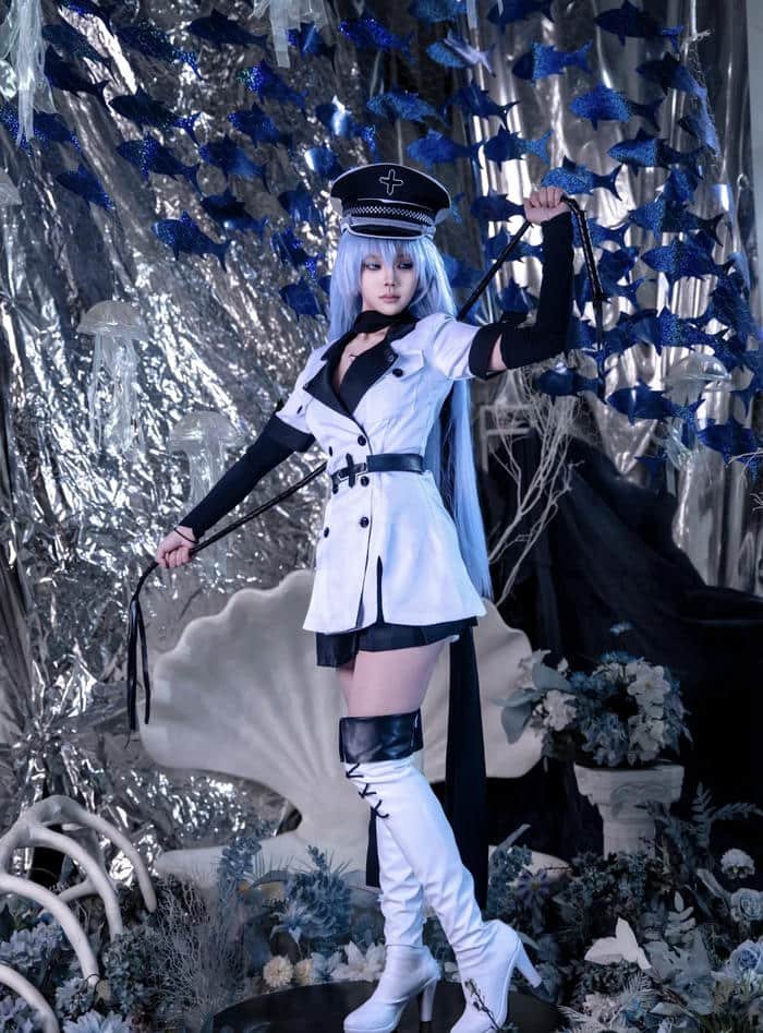 Bức ảnh esdeath cosplay mái tóc dài óng