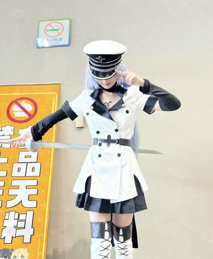 Bức ảnh esdeath cosplay tạo dáng chiến đấu