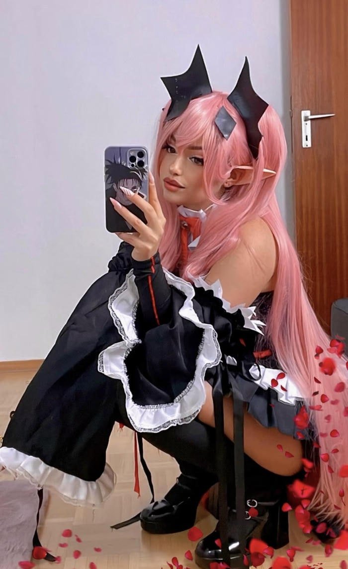 Bức ảnh krul tepes cosplay đang ngồi