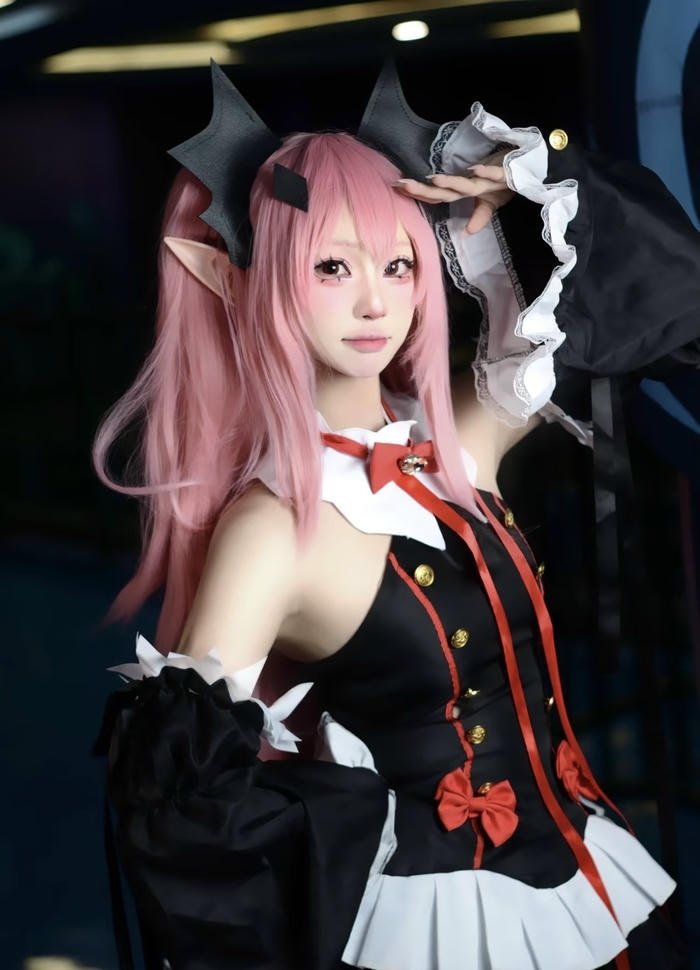 Bức ảnh krul tepes cosplay mắt to tròn