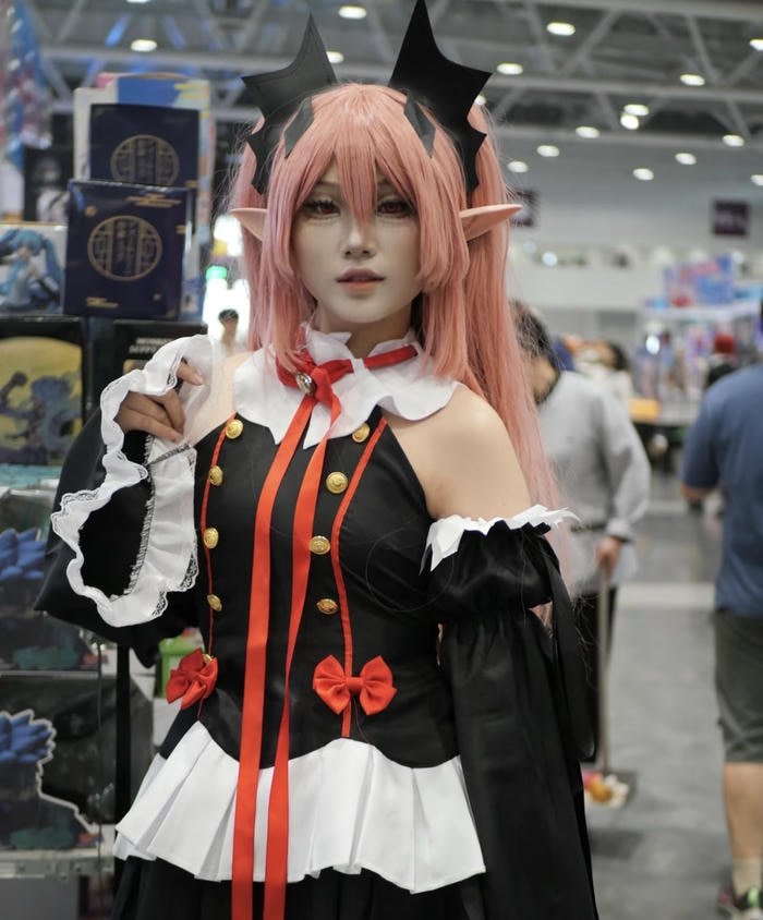 Bức ảnh krul tepes cosplay tai nhọn