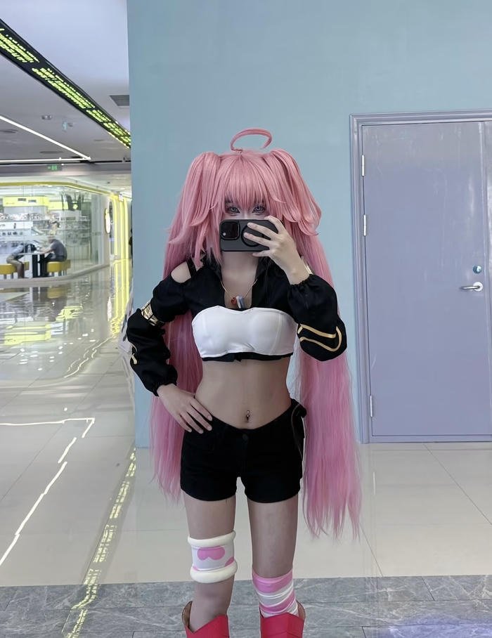 Bức ảnh milim nava cosplay mái tóc dài