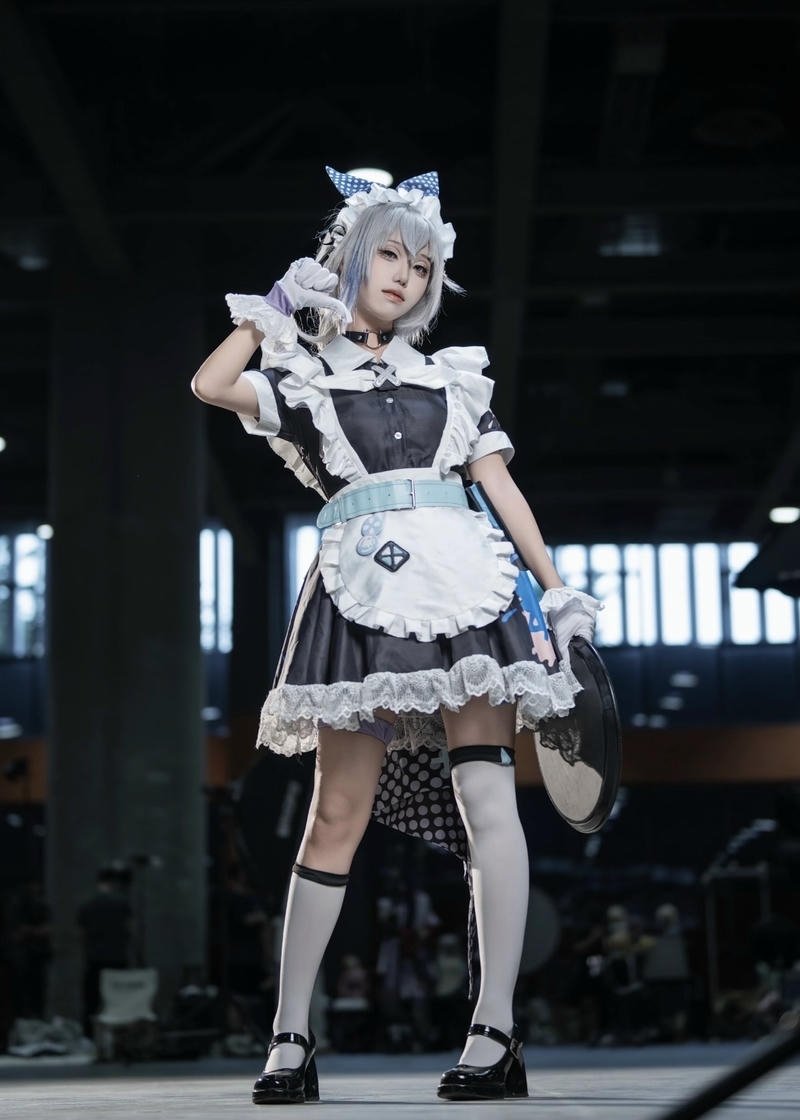 Bức cosplay hầu gái ánh mắt đầy sức hút