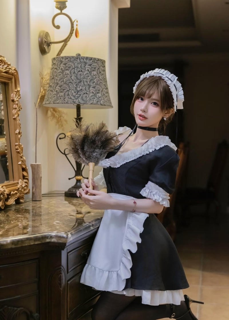 Bức cosplay hầu gái ánh mắt gợi cảm