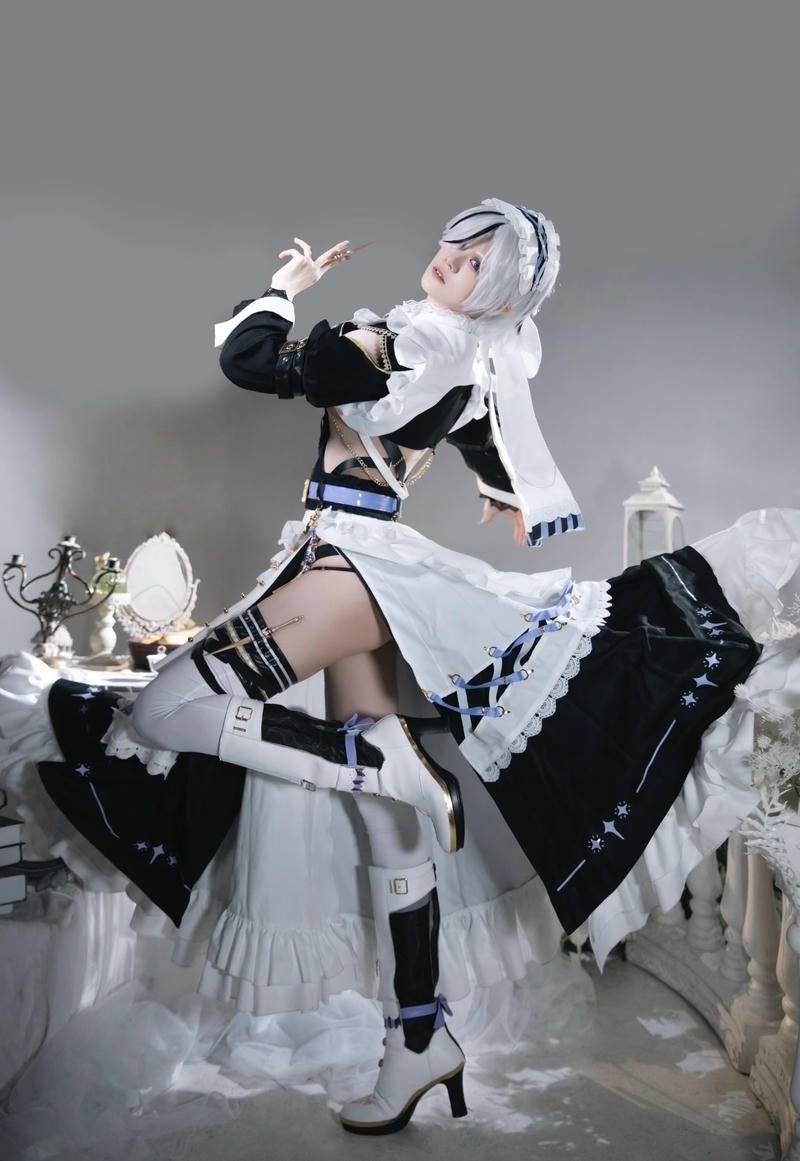 Bức cosplay hầu gái ánh nhìn lôi cuốn