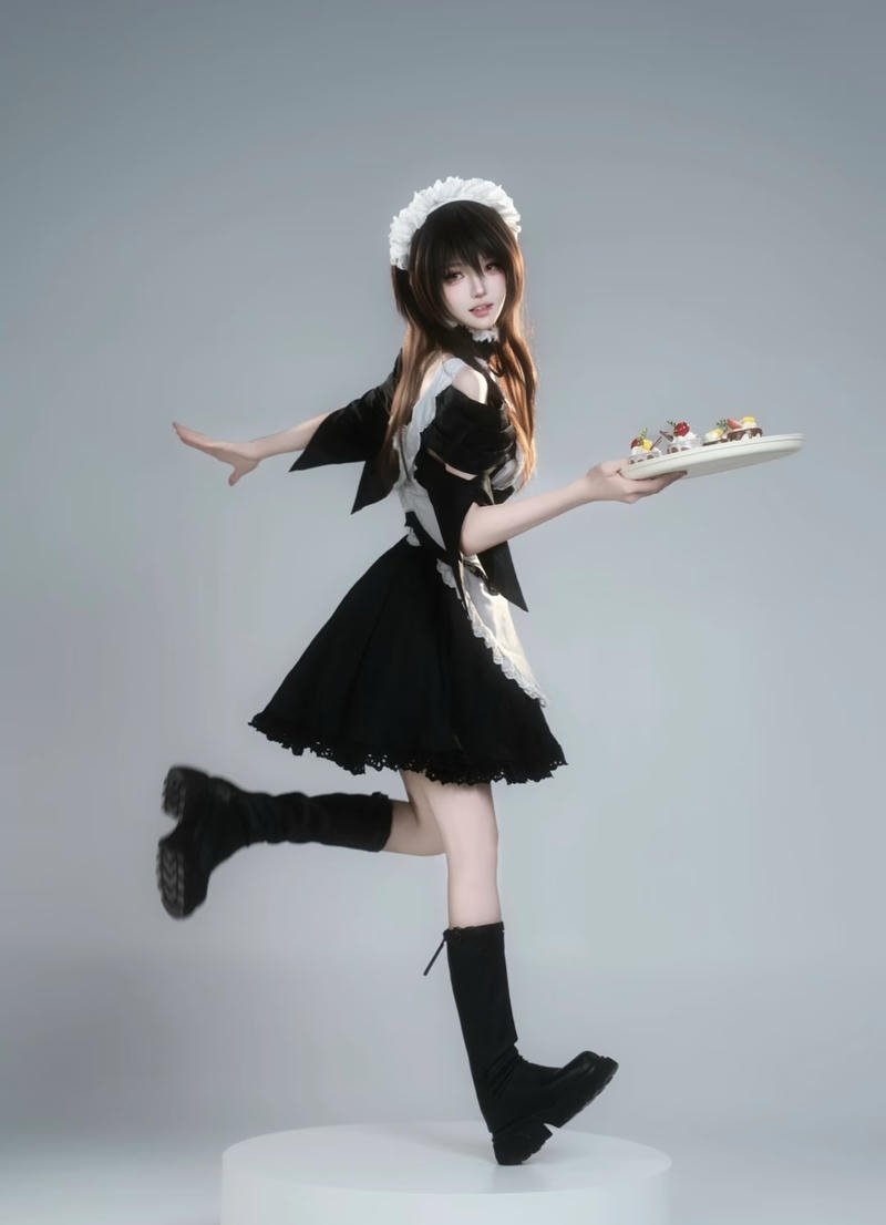 Bức cosplay hầu gái toát lên ánh mắt mê hoặc