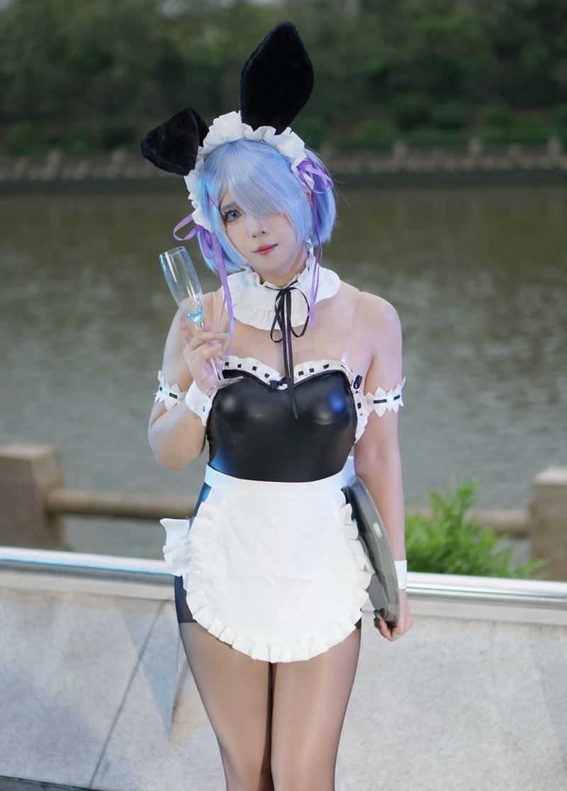 Bức cosplay hầu gái với ánh nhìn mê hoặc