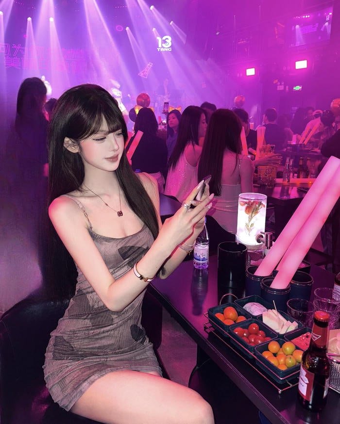 Bức hình gái xinh đi bar lung linh