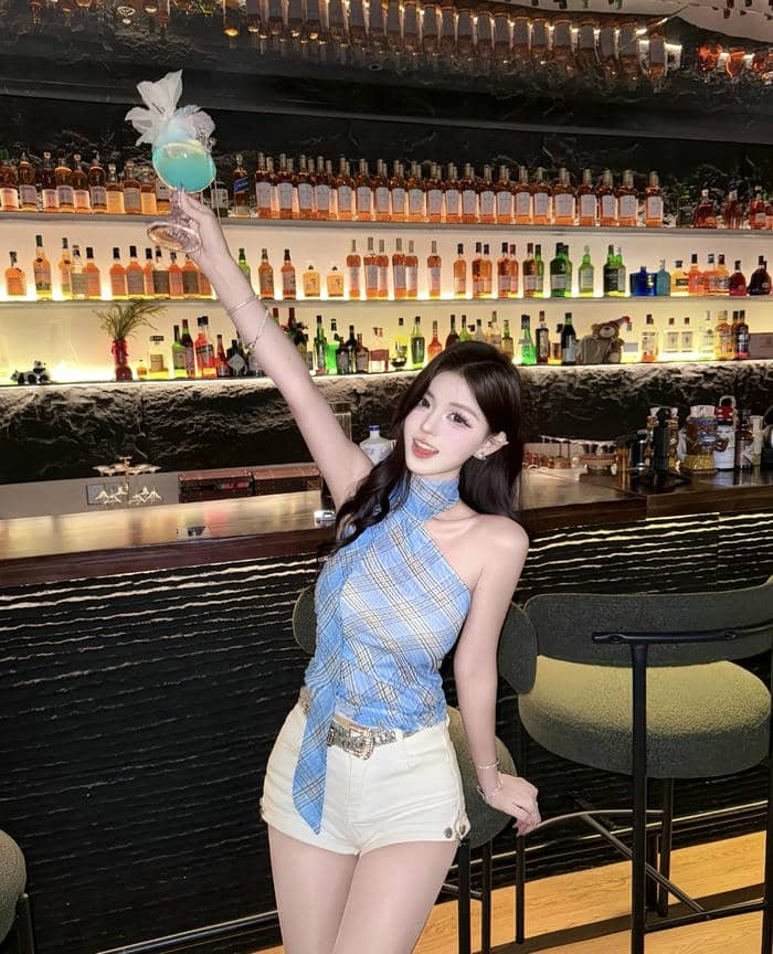 Cảnh gái xinh đi bar đầy màu sắc