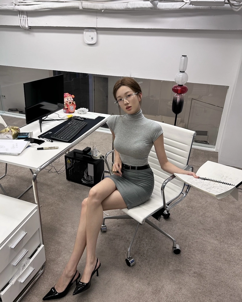Cô gái công sở tạo dáng giản dị nhưng nổi bật