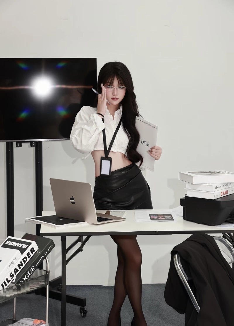 Cô gái công sở tạo dáng tự nhiên dễ thương