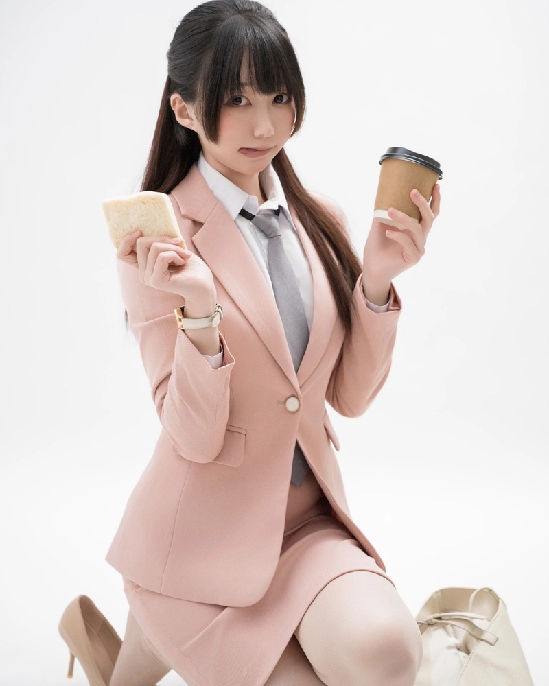 Cô gái công sở với nụ cười tươi rạng rỡ