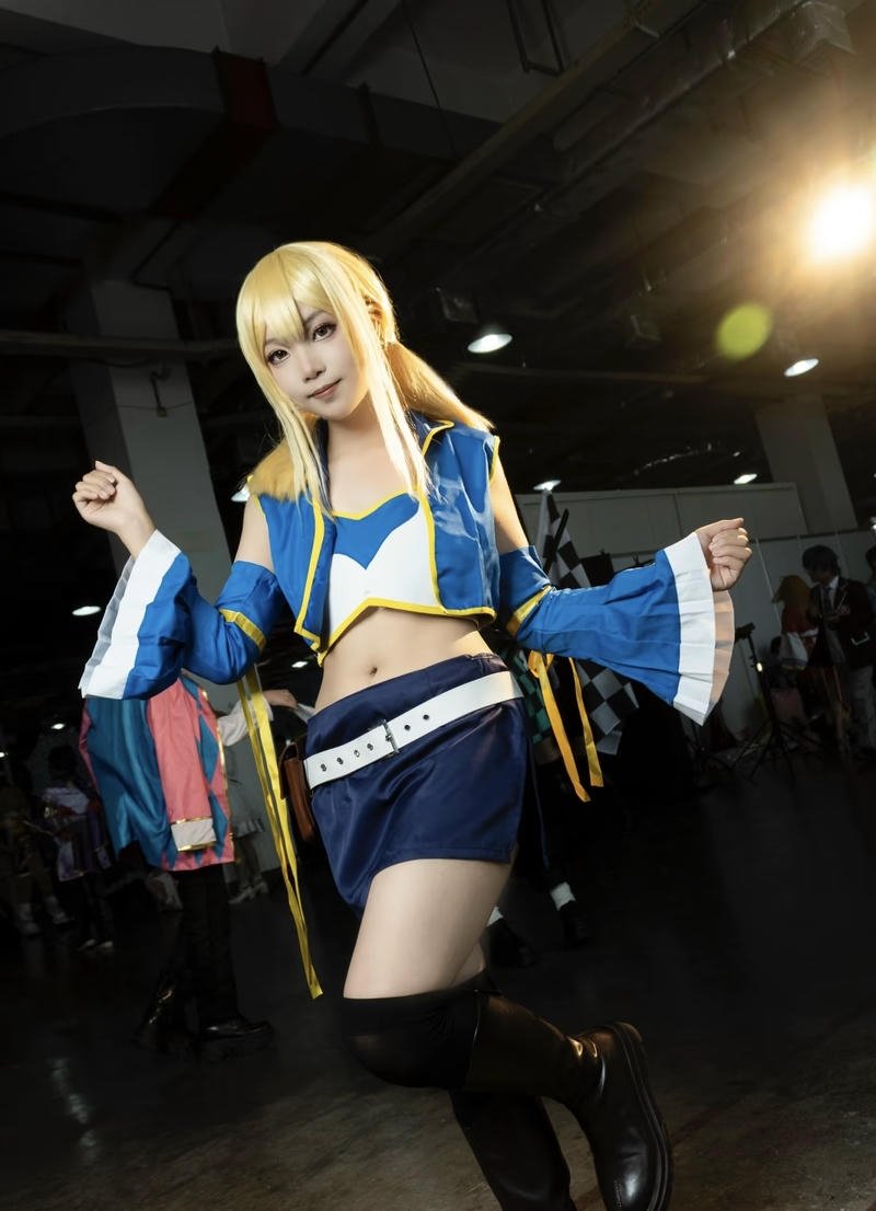 Cô gái cosplay lucy heartfilia trong trang phục pháp sư