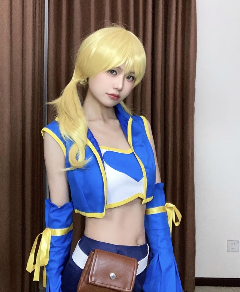Cô gái lucy heartfilia cosplay tạo dáng phong cách anime