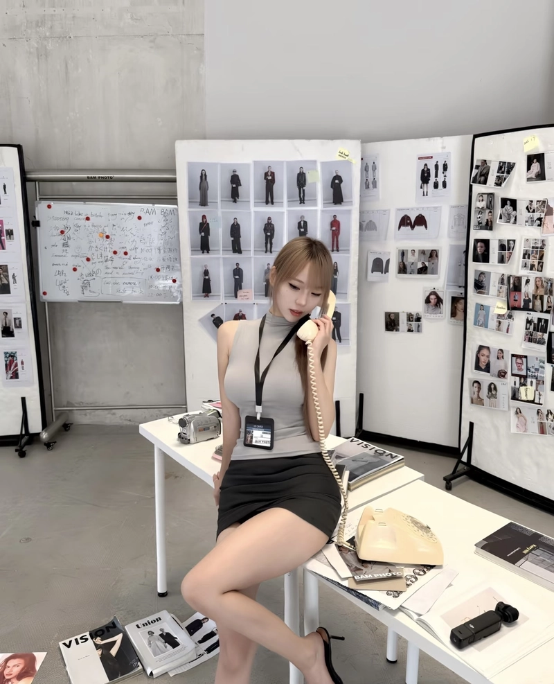 Cô gái mặc sơ mi trắng ngồi làm việc trong văn phòng