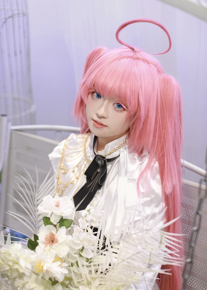 Cô gái tạo dáng trong bộ Milim Nava cosplay