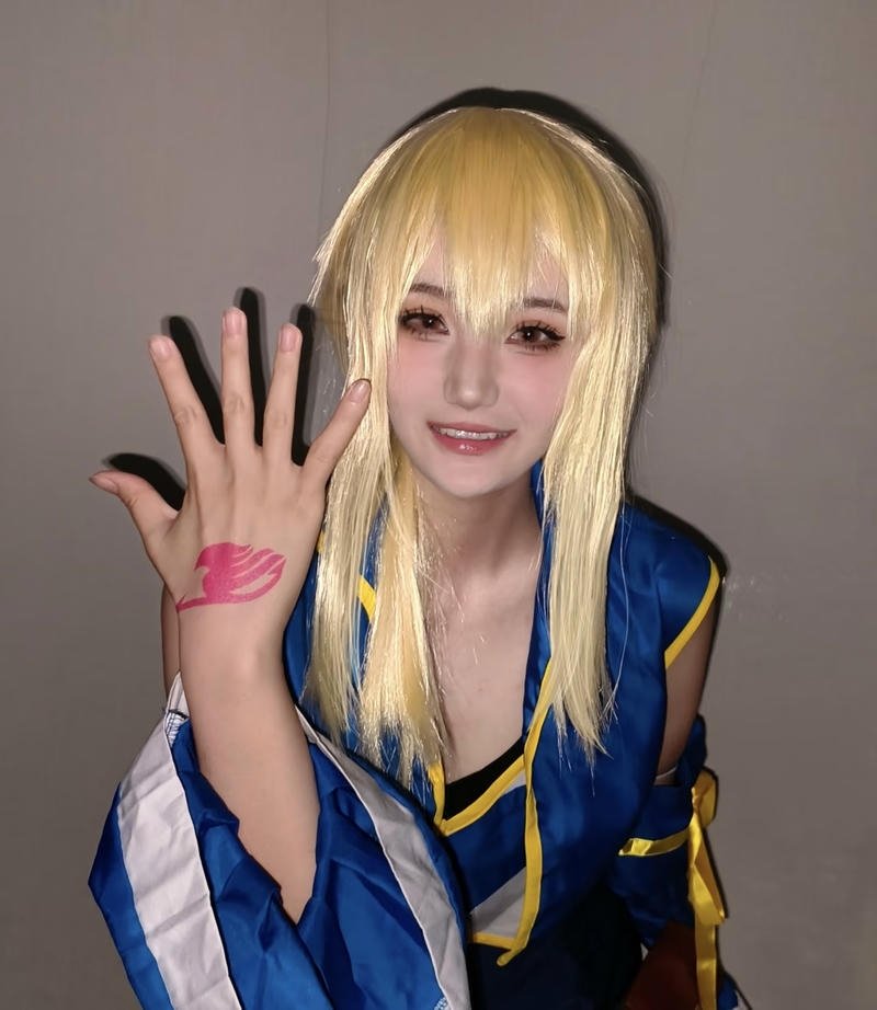 Cô gái tóc vàng cosplay lucy heartfilia dễ thương anime