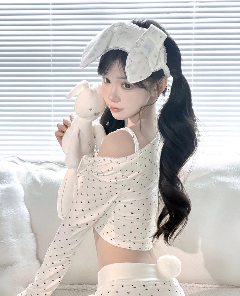 Cô gái trẻ diện đồ ngủ phong cách đơn giản