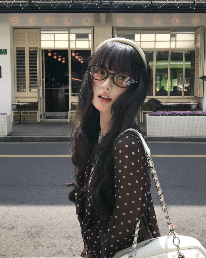 Cô gái xinh đeo kính với nụ cười đáng yêu