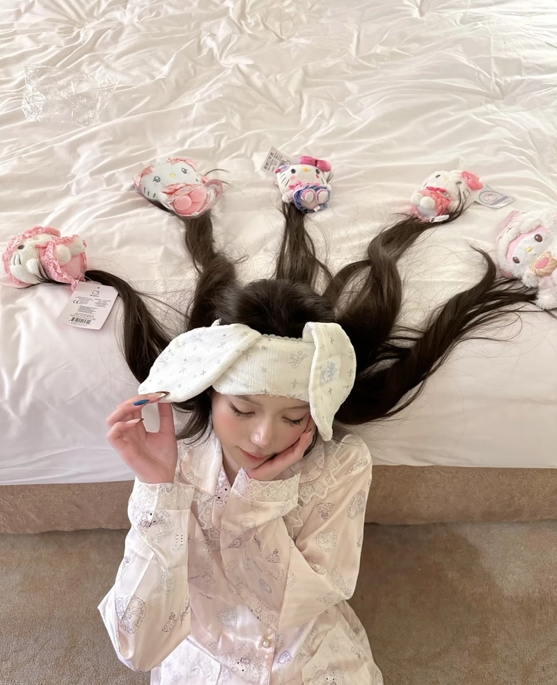 Cô gái xinh đẹp mặc pijama phong cách tinh tế