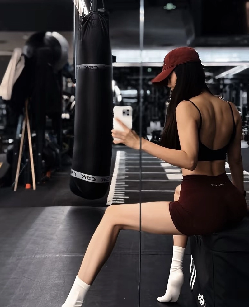 Cô gái xinh với vóc dáng săn chắc đầy cuốn hút