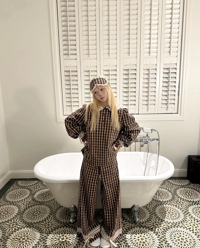 Cô gái xinh xắn diện đồ ngủ phong cách trẻ trung