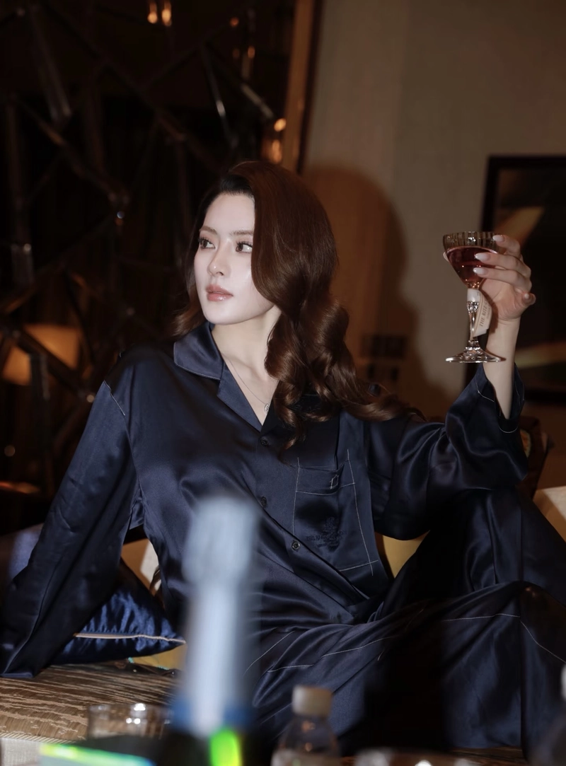 Cô nàng dễ thương mặc pijama trong không gian riêng