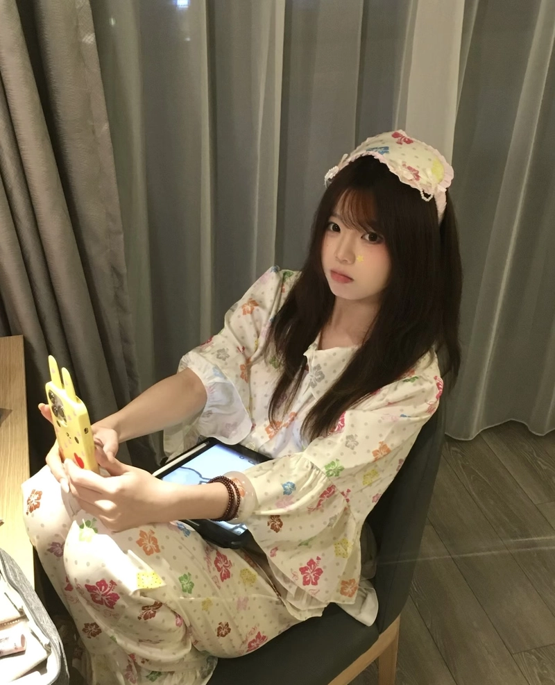 Cô nàng mặc đồ ngủ phong cách đáng yêu hiện đại