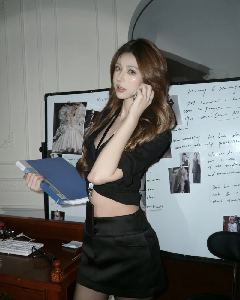 Cô nàng văn phòng xinh xắn với nét đẹp tự nhiên