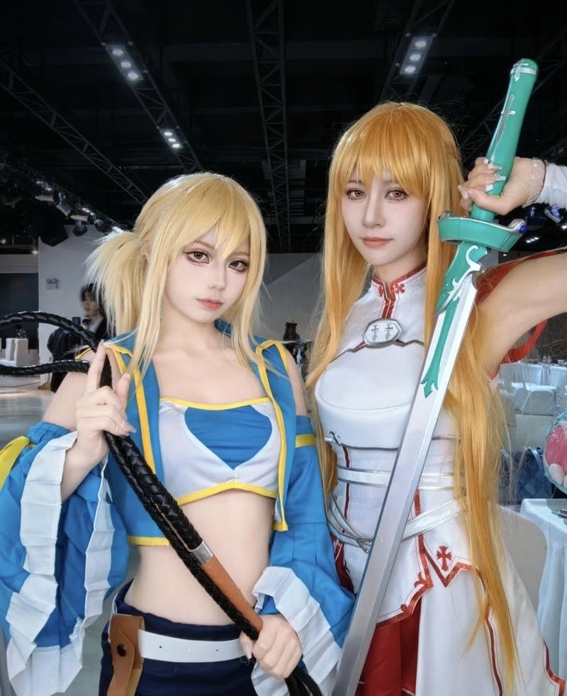 Coser anime lucy heartfilia tạo dáng đáng yêu nhẹ nhàng
