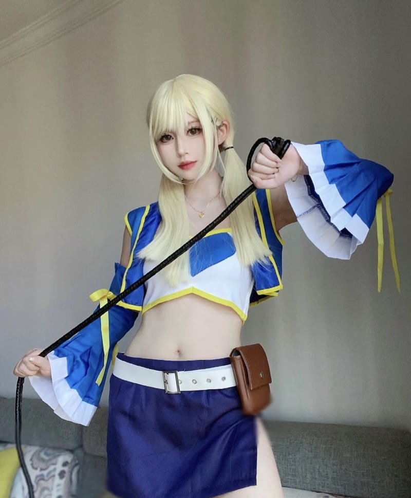 Coser nữ hóa thân lucy heartfilia trong anime Fairy Tail