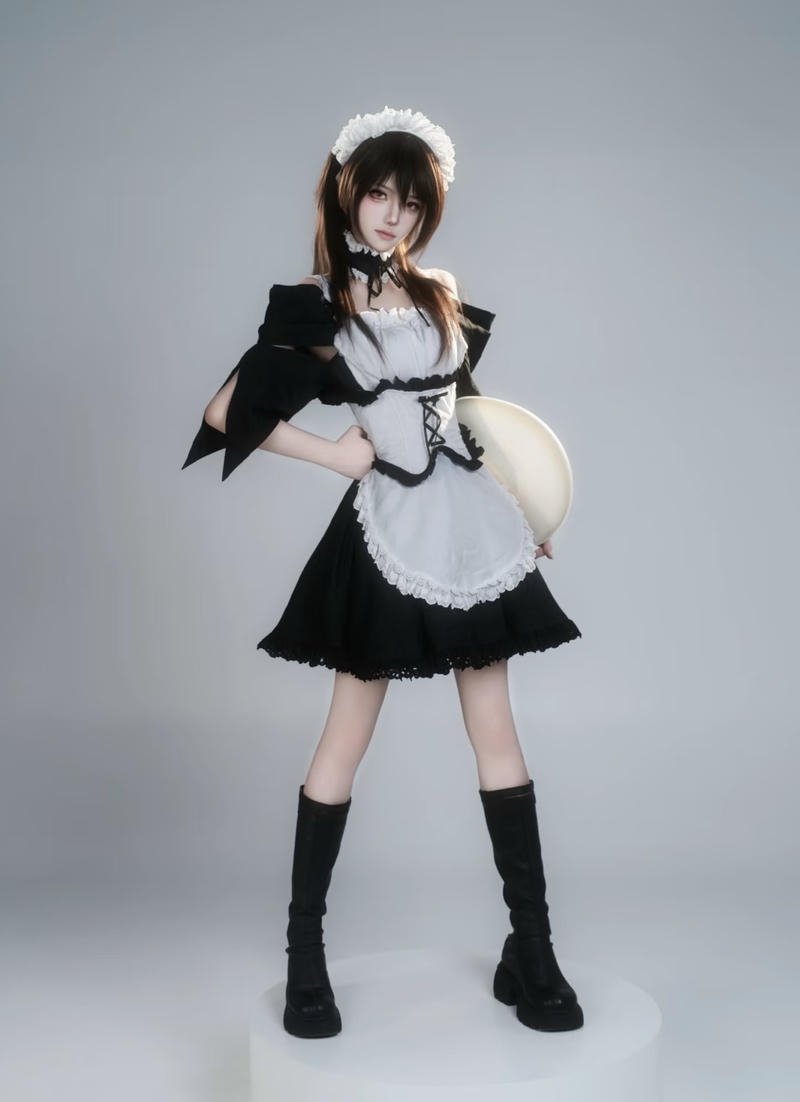 Cosplay hầu gái biểu lộ cuốn hút tự nhiên