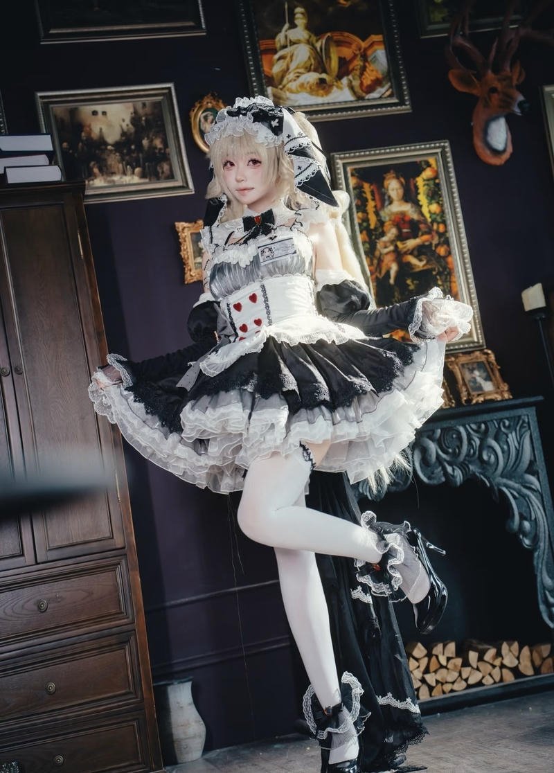 Cosplay hầu gái biểu lộ đầy sức hút
