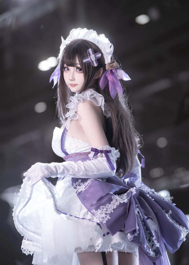 Cosplay hầu gái biểu lộ hấp dẫn tinh tế