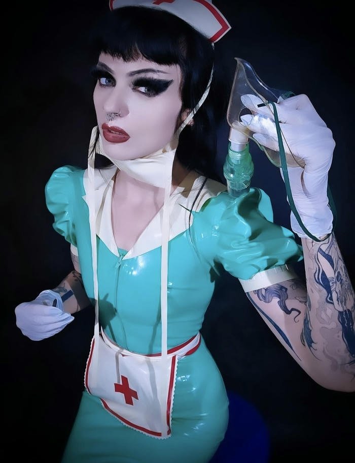 Cosplay y tá đồ xanh chói