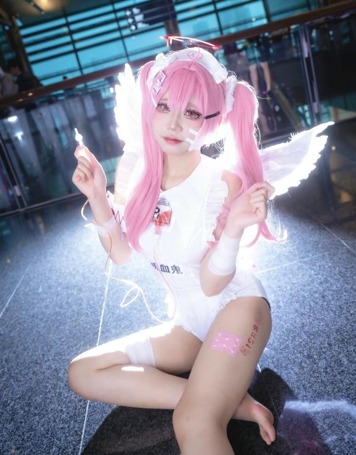 Cosplay y tá thiên thần ánh đèn mờ ảo