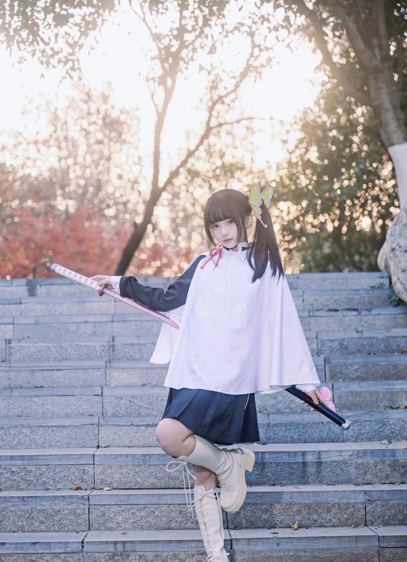 Dáng đứng Kanao cosplay với nét dịu dàng rõ ràng