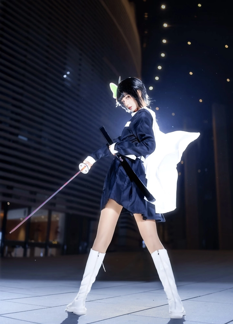 Dáng vẻ cosplay Kanao với mái tóc bay nhẹ