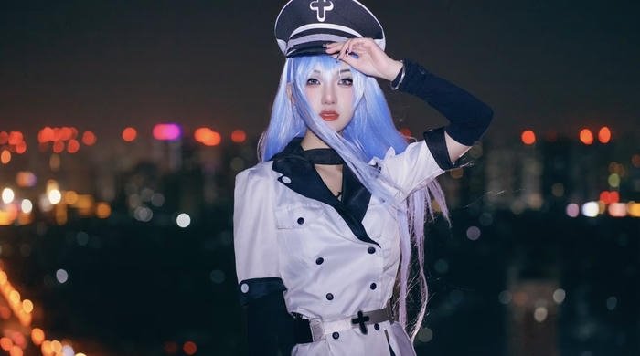 Esdeath cosplay đứng trong đêm tối