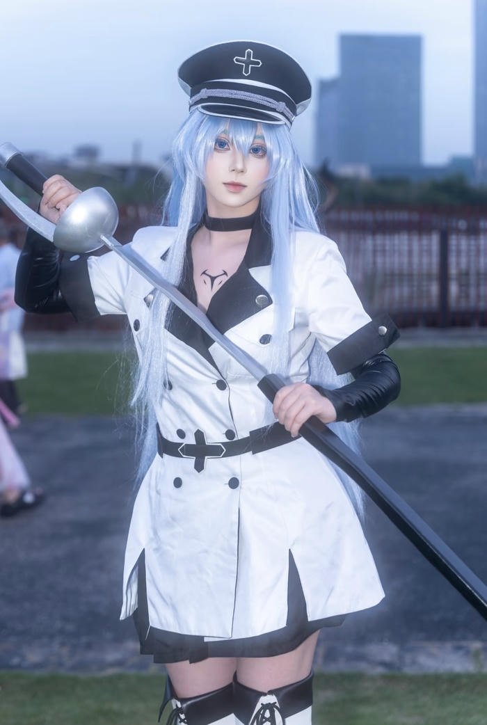 Esdeath cosplay tay đang cầm kiếm