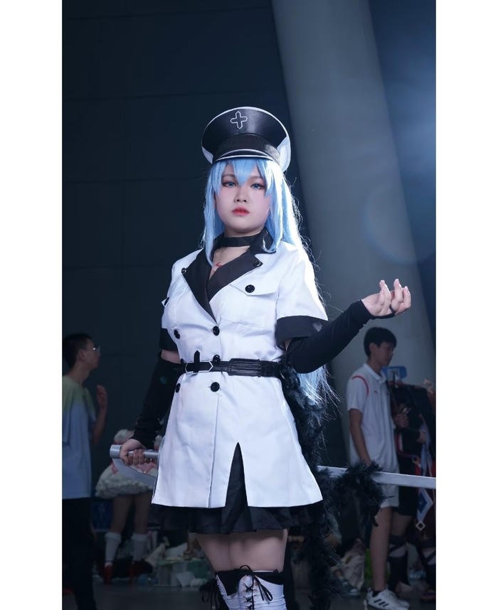 Esdeath cosplay thân hình mũm mĩm