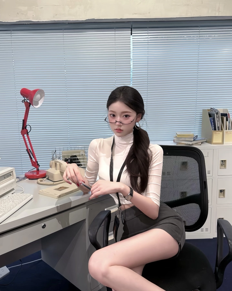 Gái công sở tạo dáng đơn giản nhưng vẫn nổi bật