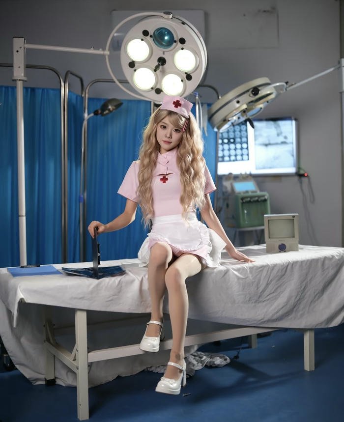 Gái cosplay y tá nụ cười nhẹ nhàng