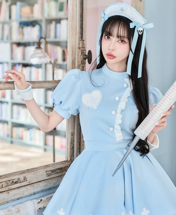 Gái cosplay y tá quyến rũ nhẹ nhàng