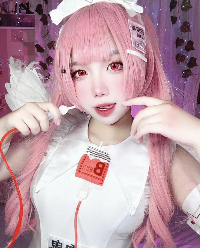 Gái đẹp cosplay y tá ánh mắt gợi cảm