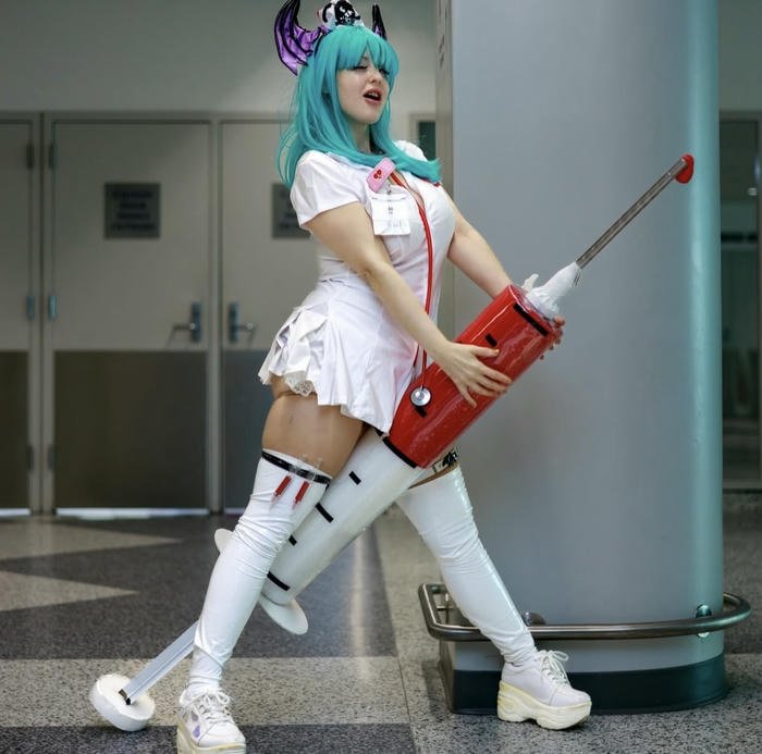 Gái đẹp cosplay y tá cùng kim tiêm khổng lồ