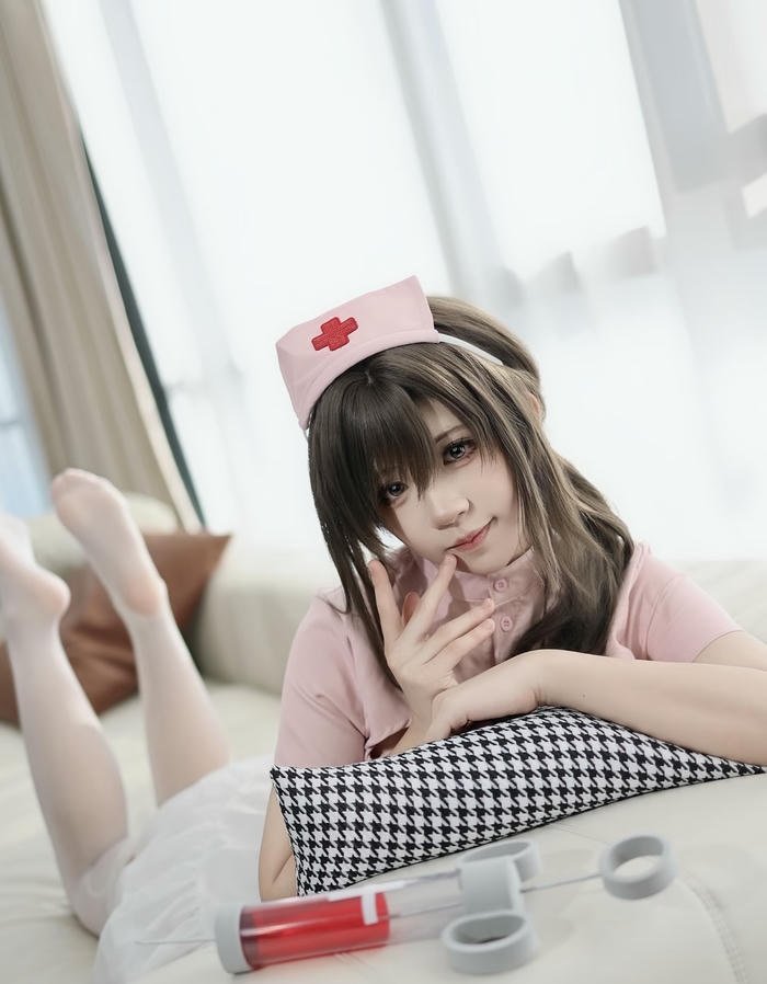 Gái đẹp cosplay y tá hồng quyến rũ